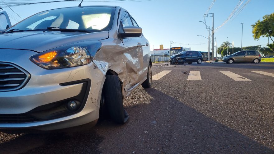 Ford Ka e Fiat Palio se envolvem em forte colisão no Centro de Cascavel