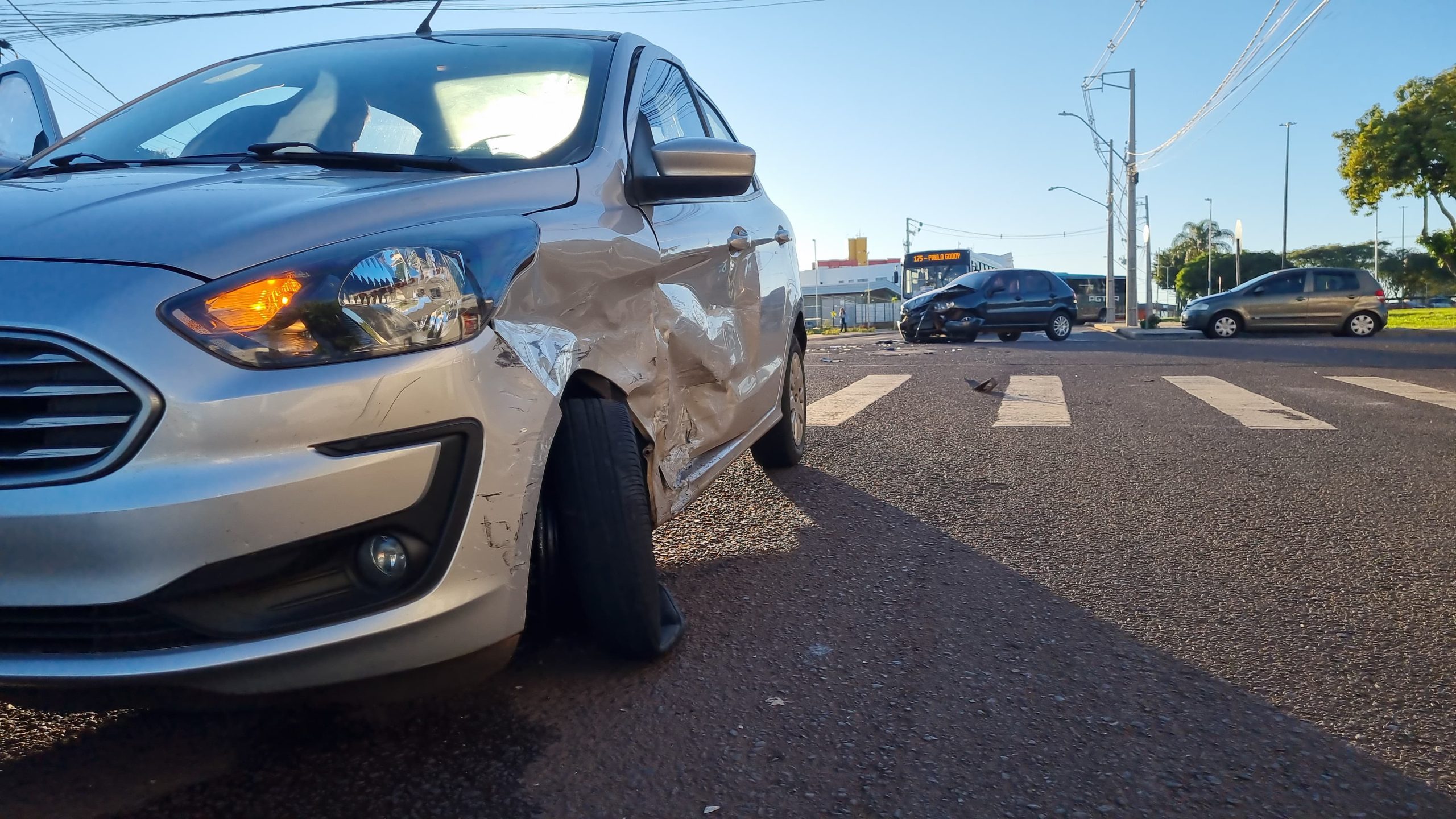 Ford Ka e Fiat Palio se envolvem em forte colisão no Centro de Cascavel