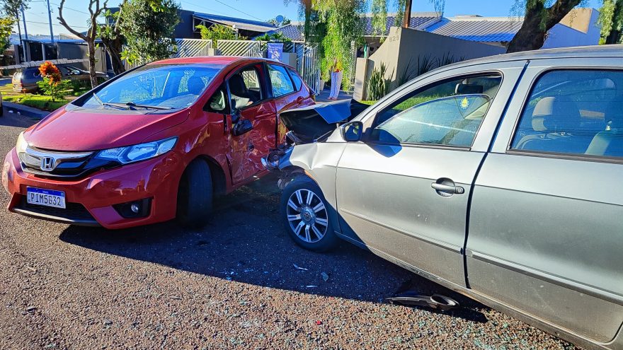 Volkswagen Gol e Honda Fit se envolvem em forte colisão no Jardim Clarito