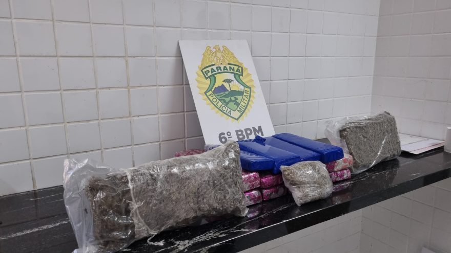 Motorista dá carona para procurado pela Justiça e PM encontra maconha em malas