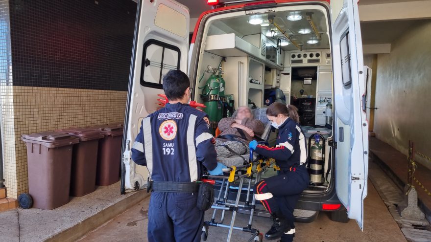 Idosa de 75 anos passa mal e é socorrida pelo Samu no bairro Guarujá, em Cascavel