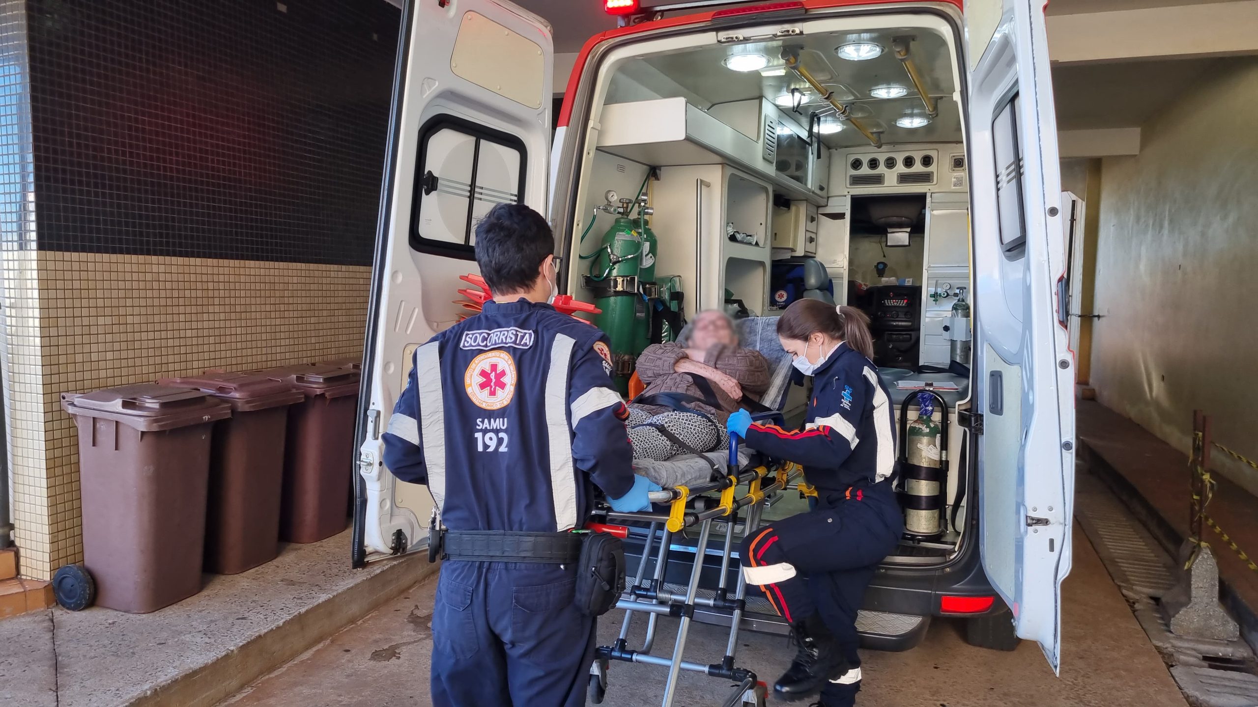Idosa de 75 anos passa mal e é socorrida pelo Samu no bairro Guarujá, em Cascavel