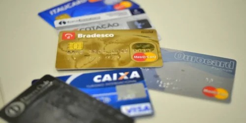 Juros do cartão de crédito rotativo avançam e chegam a 445% ao ano Imagem referente a Juros do cartão de crédito rotativo avançam e chegam a 445% ao ano