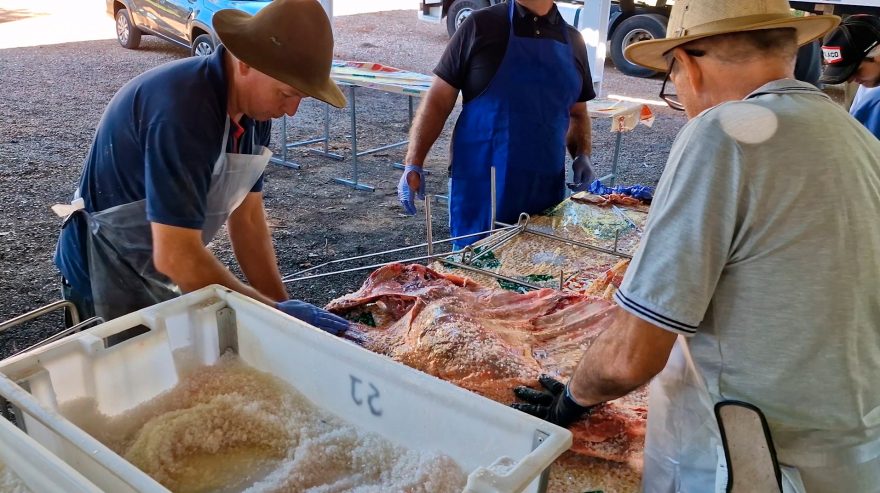 Costelões já estão sendo temperados para a Festa do Trabalhador