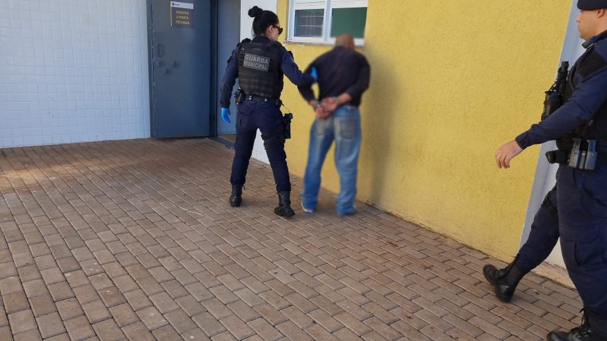 “Vocês são tudo uns bosta”: homem é preso após desacatar GMs durante ação com moradores de rua