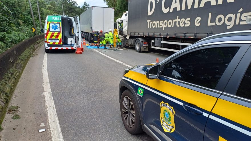 Colisão traseira com caminhões interdita BR-376 e deixa homem em estado grave