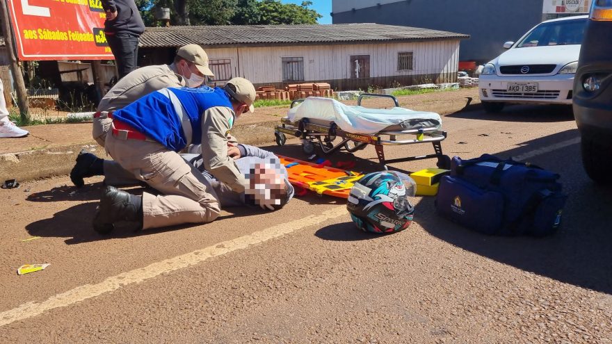 Motociclista sofre queda na Avenida Barão do Rio Branco e fica ferido
