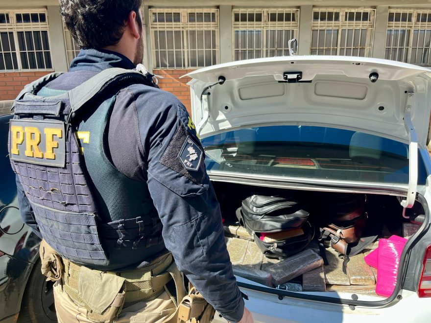 PRF apreende cerca de 300 quilos de maconha em veículo que ostentava placas falsas na BR-277