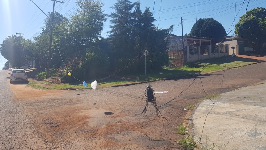Obstáculo na via: condutores desviam de fios caídos no Morumbi