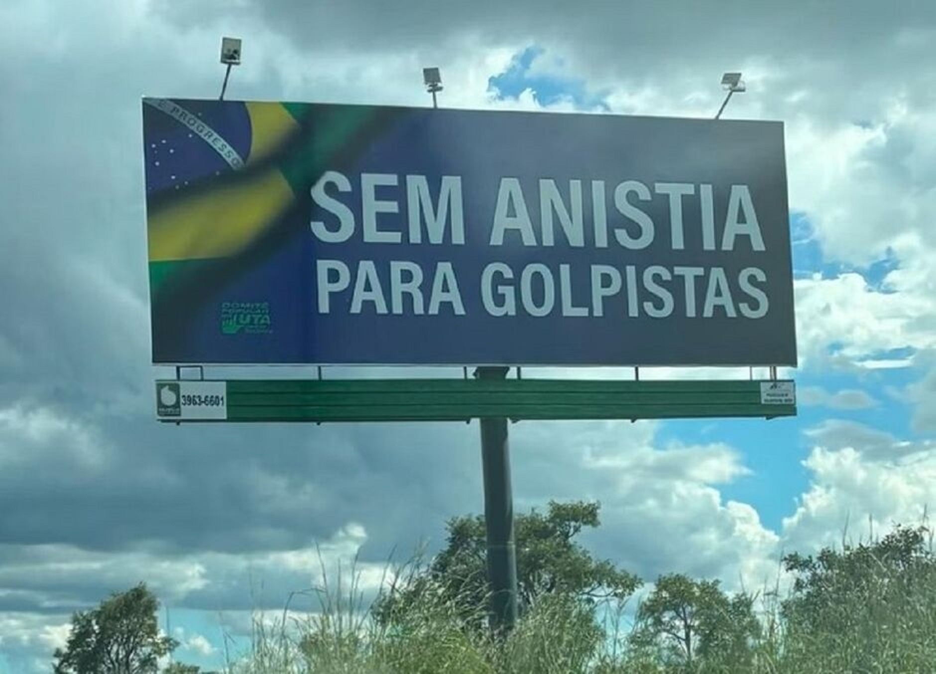 Sem anistia para golpistas: Comitê Popular deixa recado em frente à casa de Bolsonaro Sem anistia para golpistas: Comitê Popular deixa recado em frente à casa de Bolsonaro