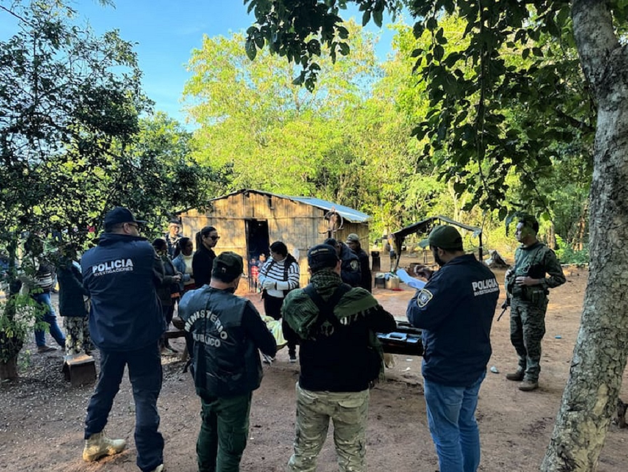 Mãe adolescente é apreendida por suspeita de matar filha de 8 meses Mãe adolescente é apreendida por suspeita de matar filha de 8 meses