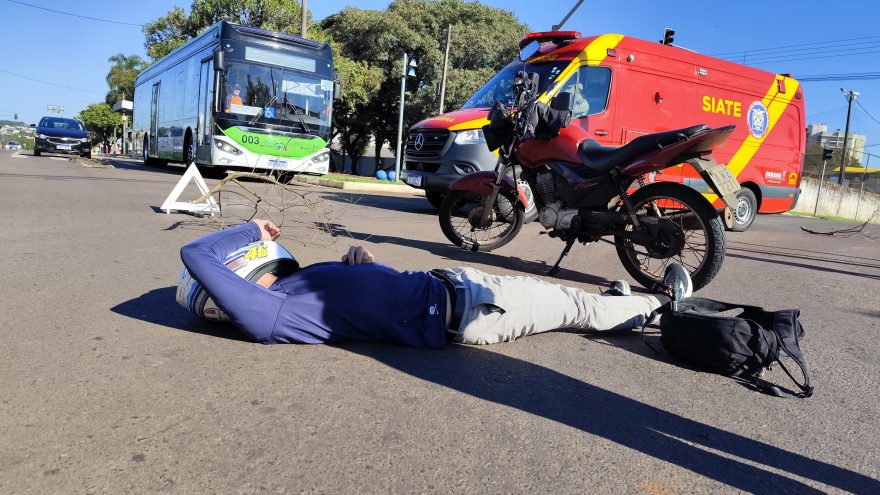 Motociclista fica ferido após colisão com Corolla Cross e Siate é acionado