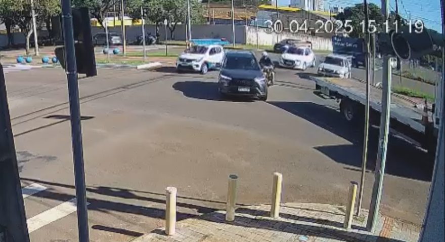 Vídeo mostra colisão entre moto e Corolla Cross na Rua Minas Gerais