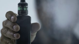 Plataformas devem remover propagandas de cigarros eletrônicos