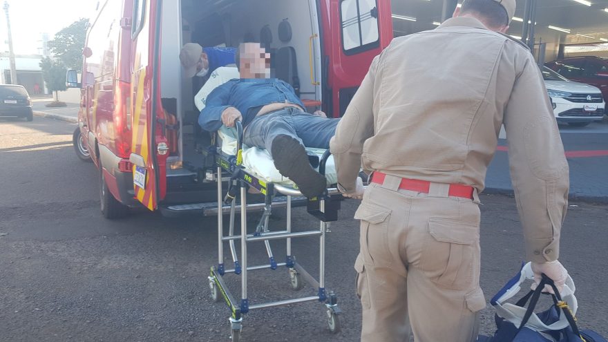 Acidente entre Celta e moto na Rua Jacarezinho deixa uma vítima ferida