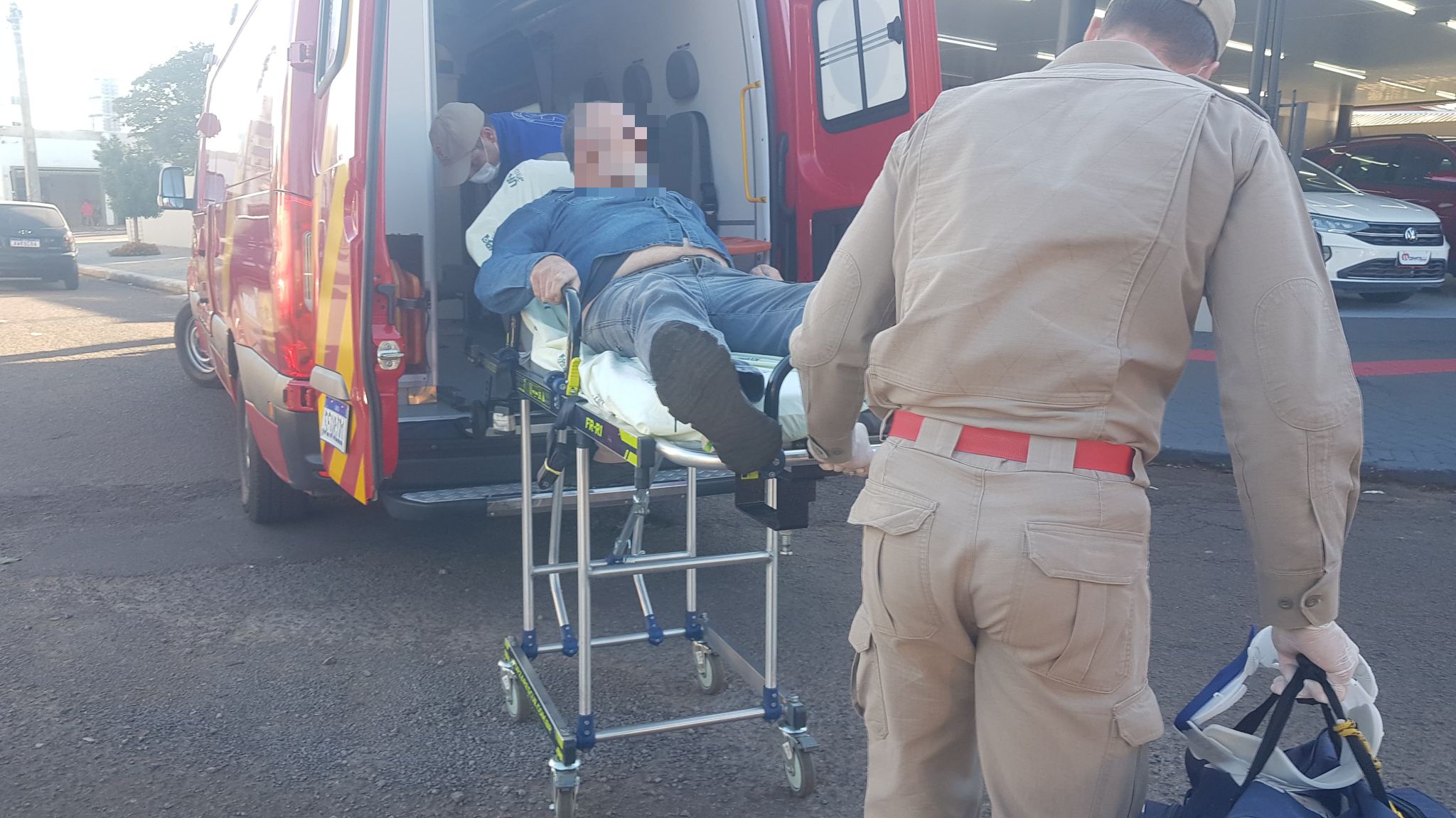 Acidente entre Celta e moto na Rua Jacarezinho deixa uma vítima ferida Acidente entre Celta e moto na Rua Jacarezinho deixa uma vítima ferida