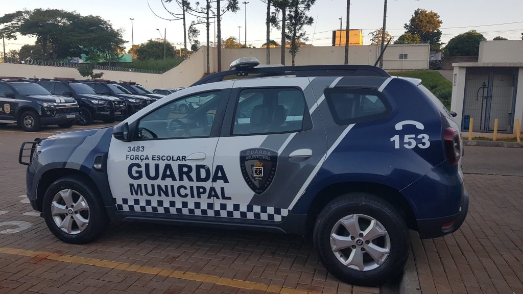 Mulher em surto, armada com faca é contida pela GM; enteado da mulher é levado à delegacia
