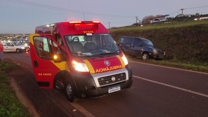 Doblo e moto batem na marginal da BR-277, em Cascavel