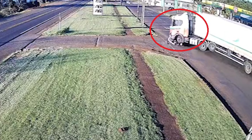 Câmera flagra acidente entre moto e carreta em Santa Tereza do Oeste