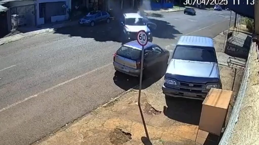 Tentativa de homicídio! vídeo mostra tiroteio e vítima tentando fugir de atiradores