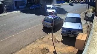 Tentativa de homicídio! vídeo mostra tiroteio e vítima tentando fugir de atiradores