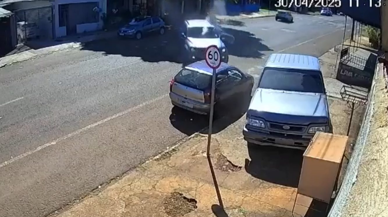Tentativa de homicídio! vídeo mostra tiroteio e vítima tentando fugir de atiradores