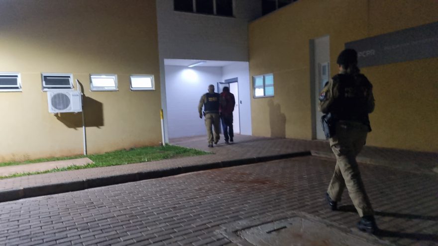 Homem é preso após ameaçar família e resistir a prisão