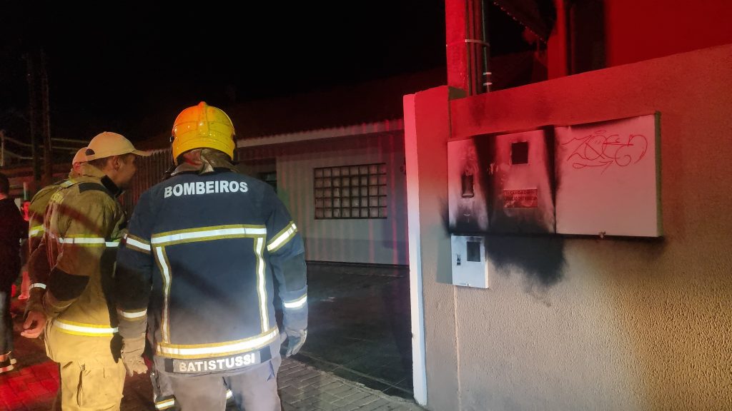 Fogo em padrão de energia de mercado mobiliza Bombeiros no Parque Verde; moradores relatam apagão