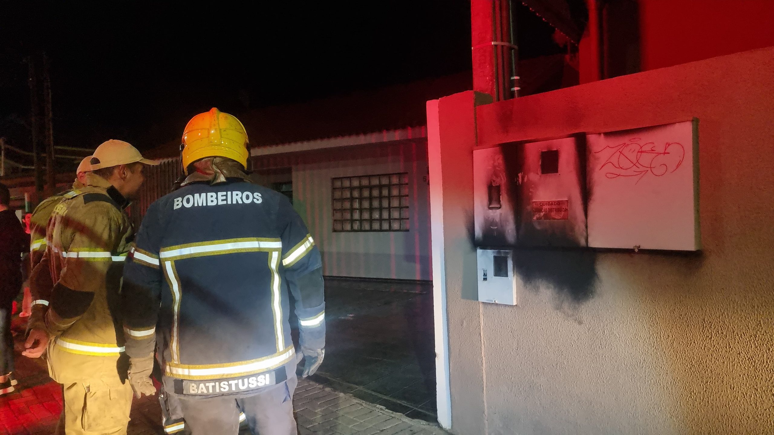 Fogo em padrão de energia de mercado mobiliza Bombeiros no Parque Verde; moradores relatam apagão