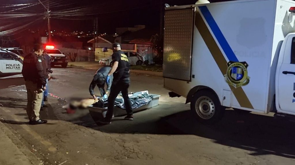 Homem é morto com golpe de faca no peito em via pública no Jardim Consolata