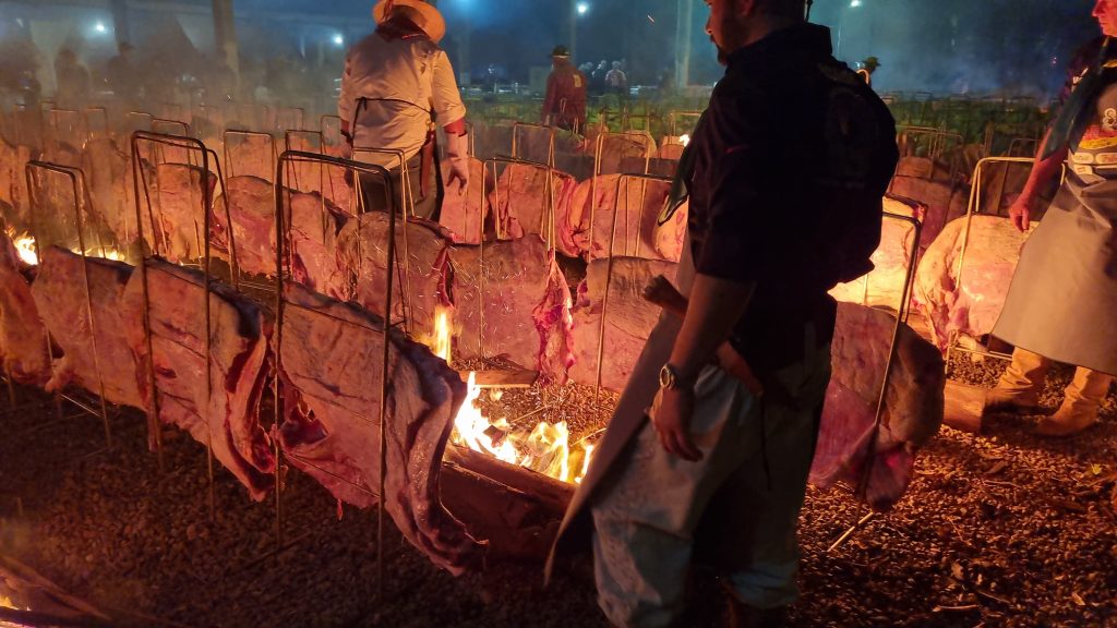 500 costelões na brasa! Cascavel acende o maior churrasco do Brasil na 57ª Festa do Trabalhador