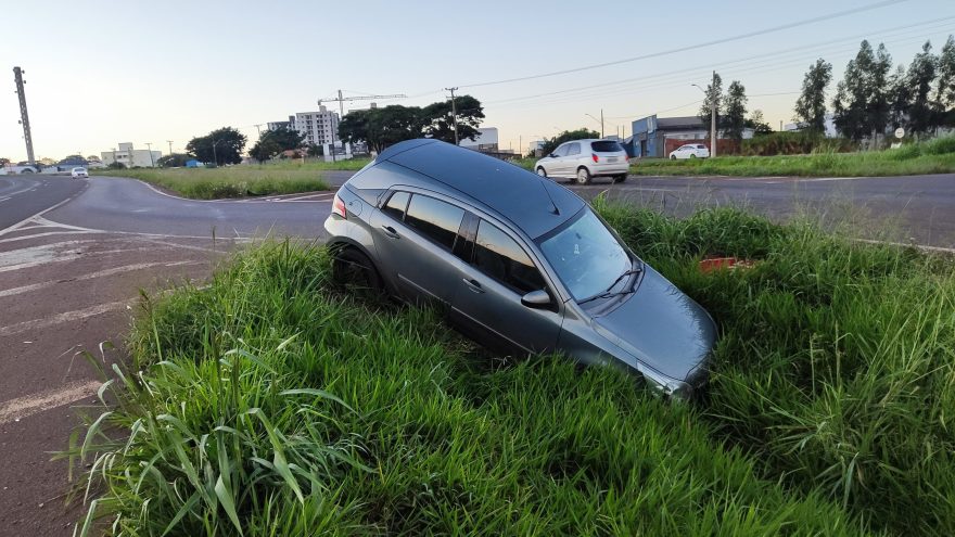 Chevrolet Agile cai em valeta na rodovia BR-467