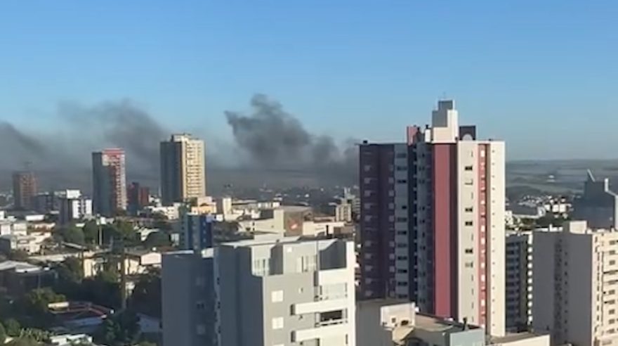 Fumaça preta em incêndio em fábrica no Centro pôde ser vista há quilômetros de distância