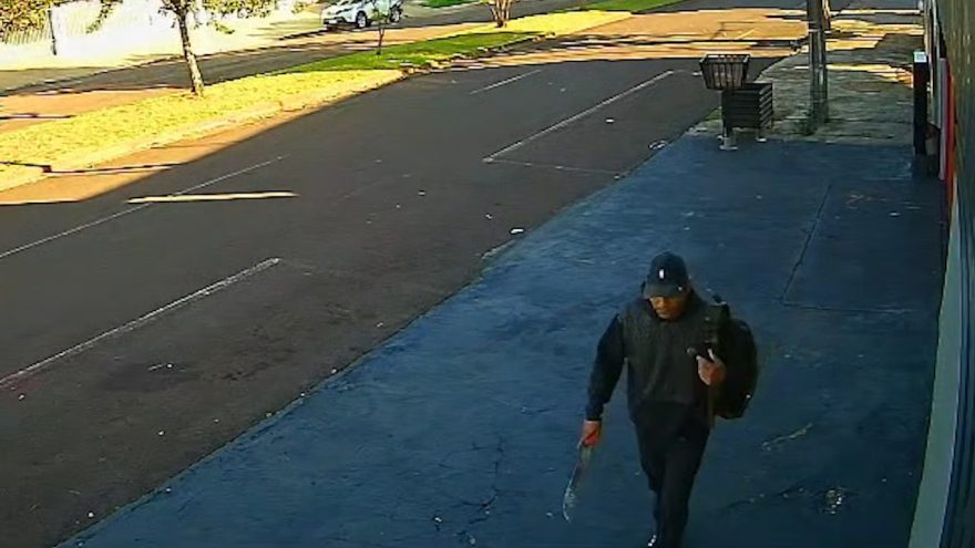 Câmeras flagram homem com facão em frente à fábrica incendiada minutos antes do fogo começar