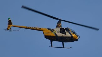 Helicóptero Falcão da Polícia Militar auxilia nas buscas por suspeito de incêndio em fábrica no Centro de Cascavel