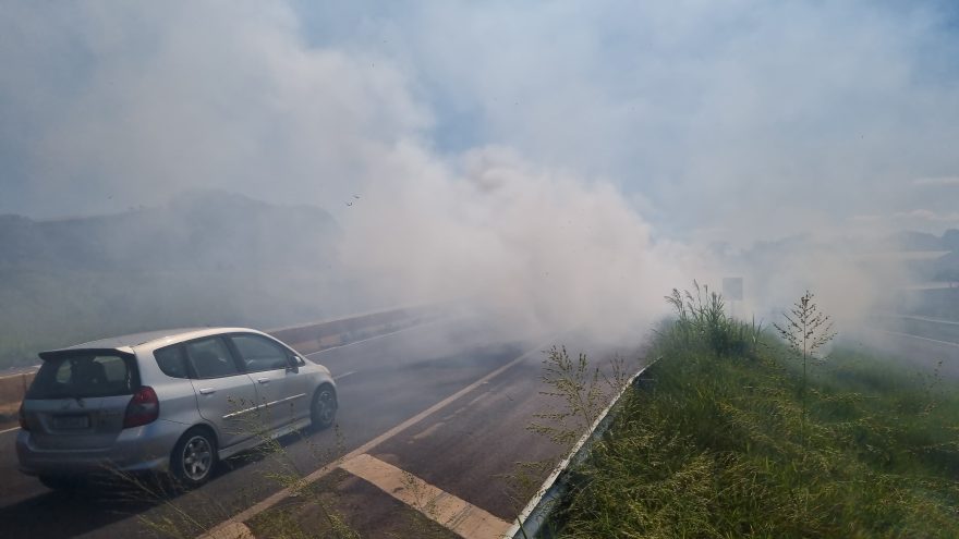 Incêndio em vegetação zera visibilidade na PRc-467, em Cascavel