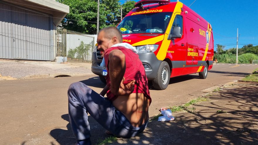 Faca nas costas! Morador de rua é esfaqueado no bairro Santa Cruz