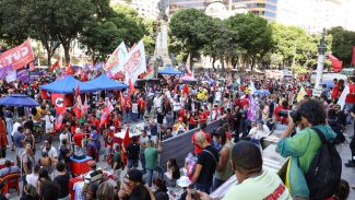 Fim da escala 6x1 une movimentos no ato de 1º de Maio no Rio