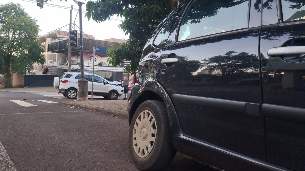 Citroen C3 e Ford Ecosport colidem em cruzamento no Centro