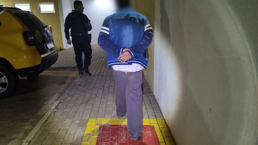 “Machão” é preso após pegar o celular da mulher e ameaça-la no Bairro Cascavel Velho