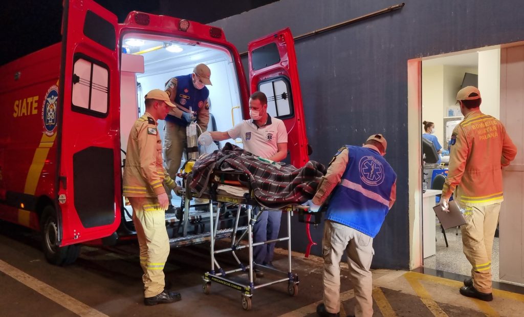 Homem fica em estado grave após colidir moto em caminhão estacionado no Periolo