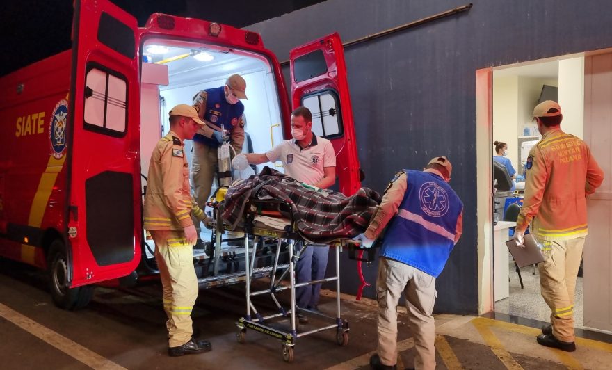 Homem fica em estado grave após colidir moto em caminhão estacionado no Periolo