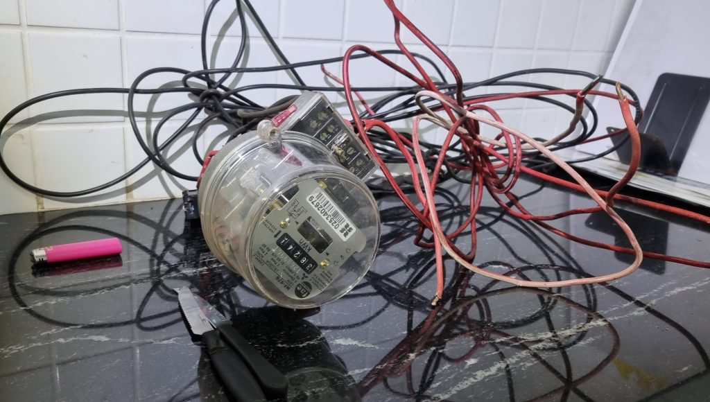 Moradora flagra suspeitos e dupla é presa após furto de fios no Cancelli