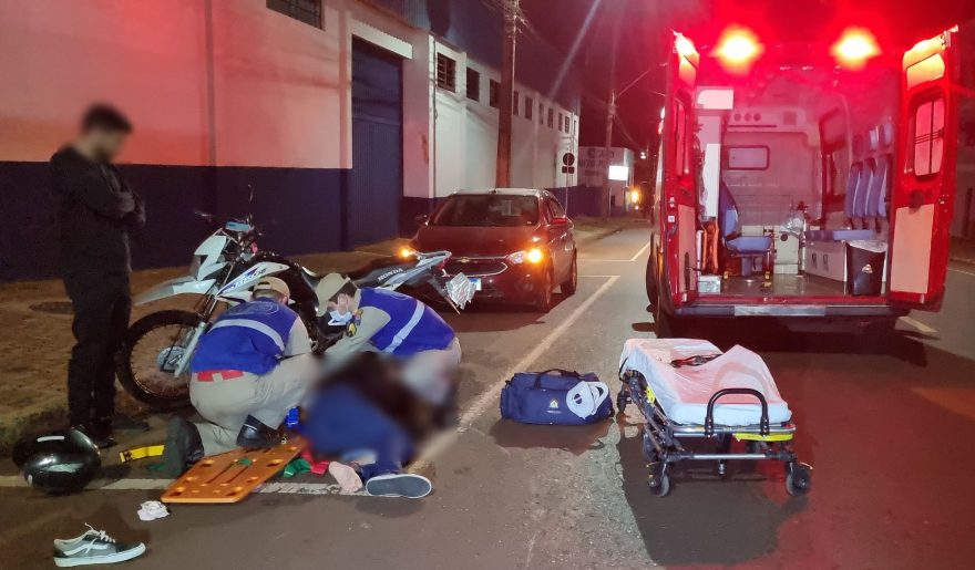 Motociclista fica ferida em colisão na Jorge Lacerda e condutor foge sem prestar socorro