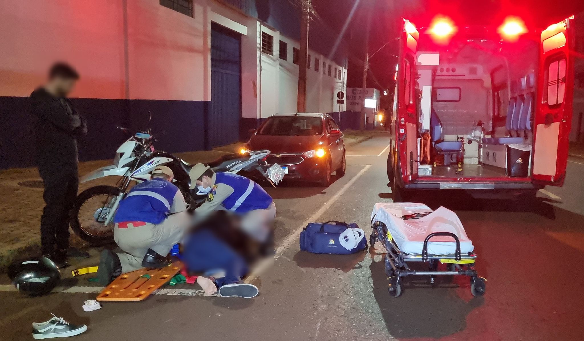 Motociclista fica ferida em colisão na Jorge Lacerda e condutor foge sem prestar socorro