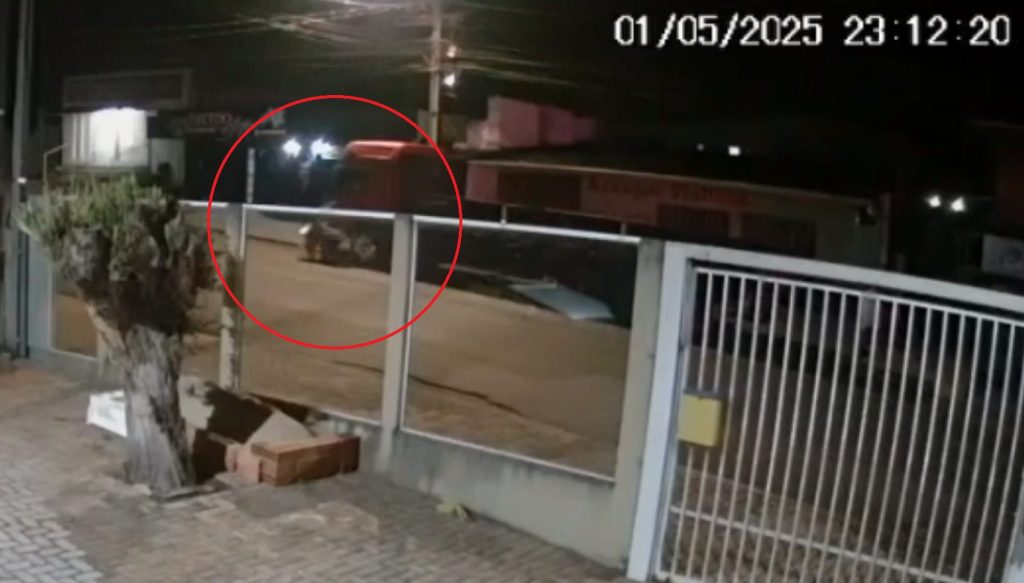 Câmera flagra momento que motociclista colide em caminhão estacionado na Rua Europa