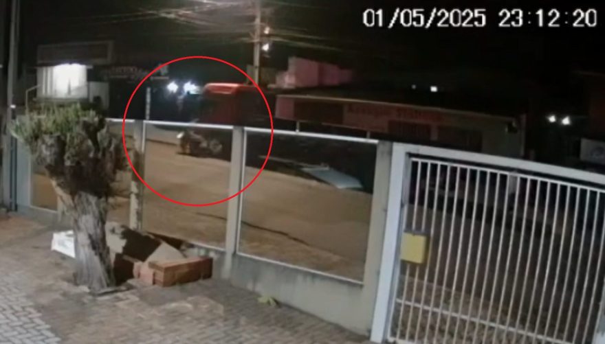 Câmera flagra momento que motociclista colide em caminhão estacionado na Rua Europa