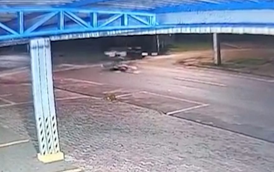 Câmera registra violenta colisão entre carro e moto em Cascavel; motorista foge