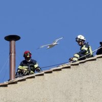 Imagem referente a Conclave: chaminé da fumaça que anuncia escolha do papa é instalada