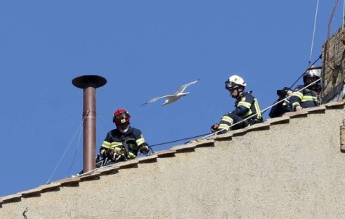 Conclave: chaminé da fumaça que anuncia escolha do papa é instalada Conclave: chaminé da fumaça que anuncia escolha do papa é instalada